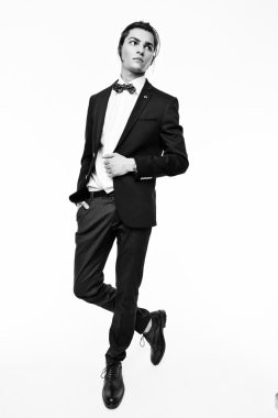 Zarif takım elbiseli adam.