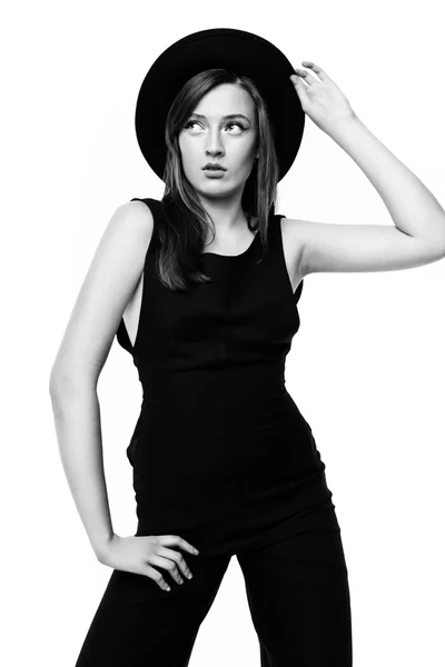 在黑色整体和帽子的女人 — 图库照片