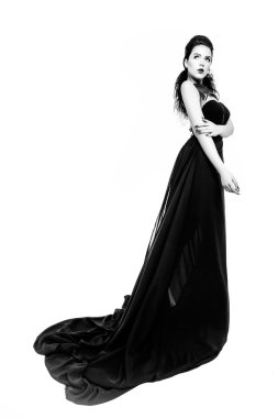 siyah gece elbisesi giyen kadın