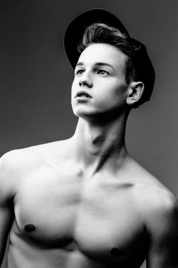 çıplak gövde ile güzel bir adam