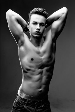 çıplak gövde ile güzel bir adam