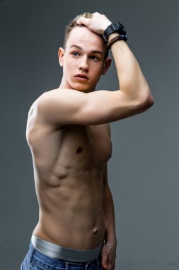 çıplak gövde ile güzel bir adam