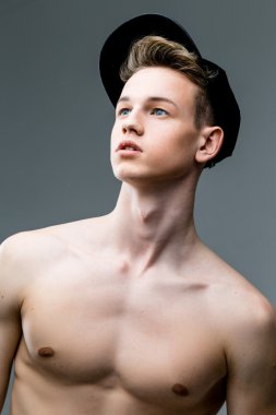 çıplak gövde ile güzel bir adam