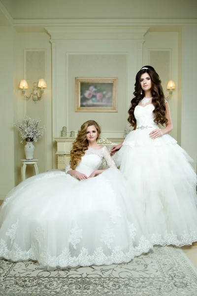 Красивые невесты со свадебным макияжем — стоковое фото