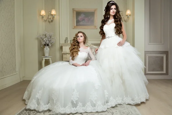 Красивые невесты со свадебным макияжем — стоковое фото