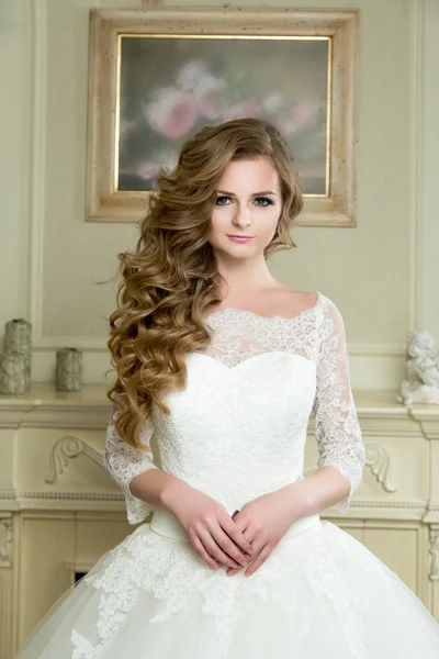Portret van mooie blonde bruid — Stockfoto