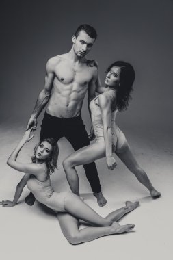 Akrobatlar adam ve iki kadın 