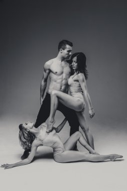 Akrobatlar adam ve iki kadın 