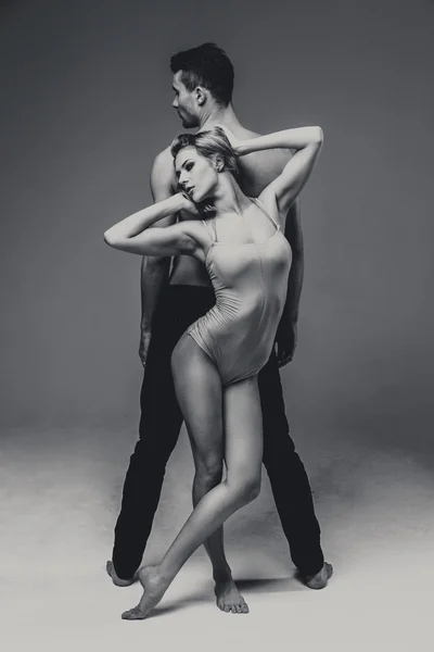 Flexible jeune couple — Photo