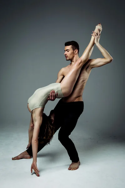 Flexible jeune couple — Photo