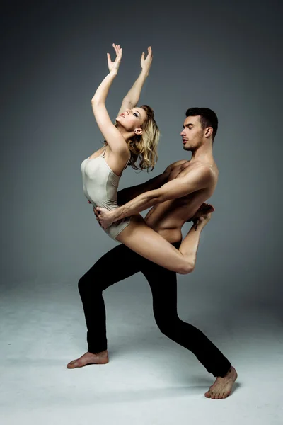 Flexible pareja joven — Foto de Stock
