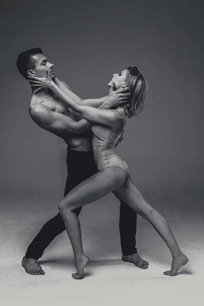 Flexible jeune couple — Photo