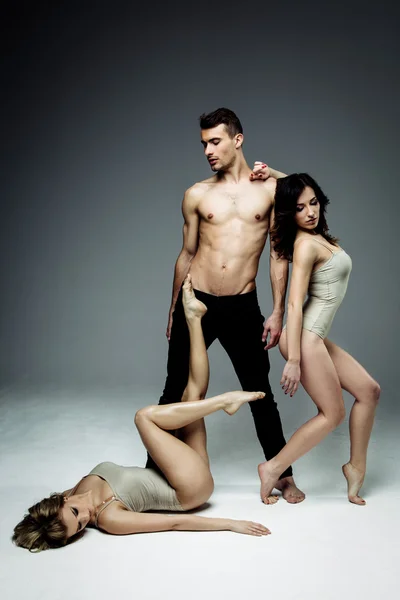 Akrobaten Mann und zwei Frauen — Stockfoto