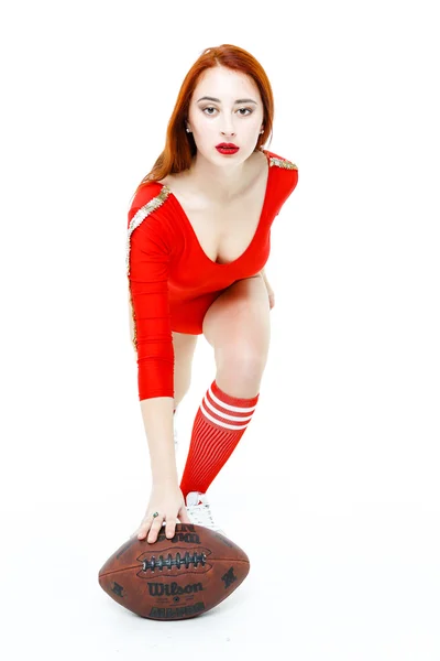 漂亮红头发的女人与足球 — 图库照片