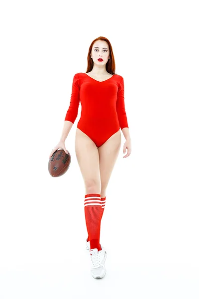 Jolie femme rousse avec le football — Photo