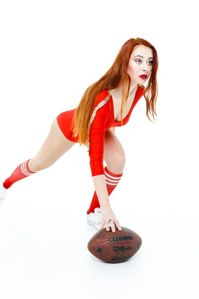 Mulher ruiva bonita com futebol — Fotografia de Stock