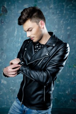Deri ceket giyen adam portresi