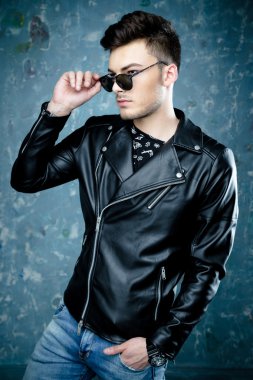 Şık giyimli genç bir adam portresi