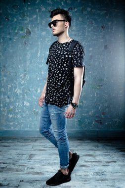 çanta ile beyaz öğrenci