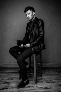  adam giyen deri ceket