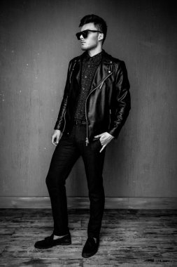  adam giyen deri ceket