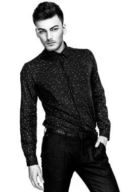 Casual yakışıklı işadamı 