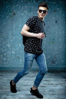 çanta ile beyaz öğrenci