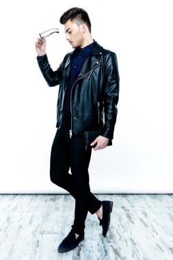  adam giyen deri ceket