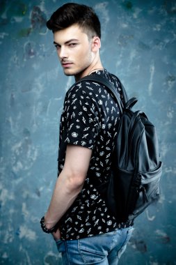 çanta ile beyaz öğrenci