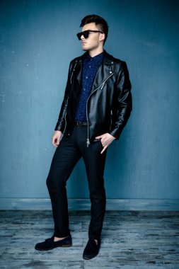  adam giyen deri ceket