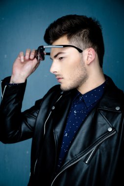 Şık giyimli genç bir adam portresi