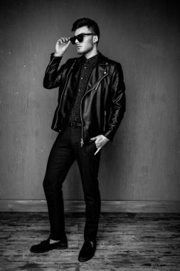  adam giyen deri ceket