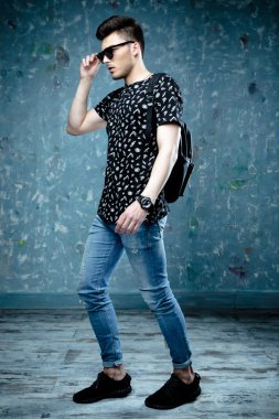 çanta ile beyaz öğrenci