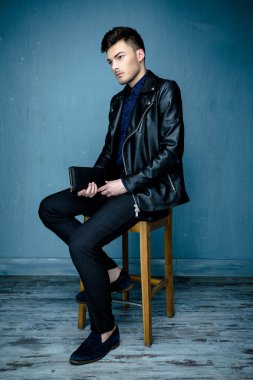  adam giyen deri ceket