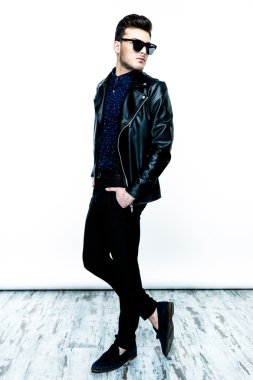  adam giyen deri ceket