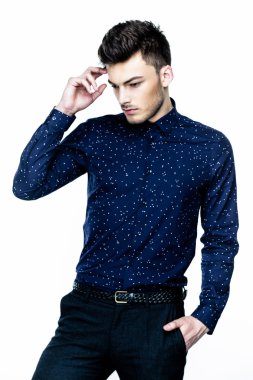 Casual yakışıklı işadamı 