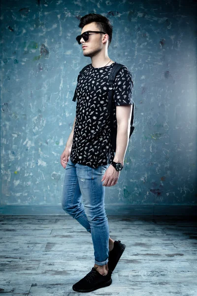 çanta ile beyaz öğrenci