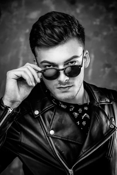 Şık giyimli genç bir adam portresi