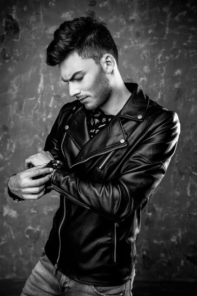 Deri ceket giyen adam portresi