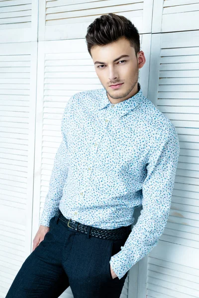 Hombre de negocios vistiendo camisa azul — Foto de Stock