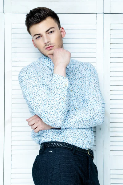 Hombre de negocios vistiendo camisa azul — Foto de Stock