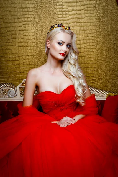 긴 빨간 드레스에서 아름 다운 여자 — 스톡 사진