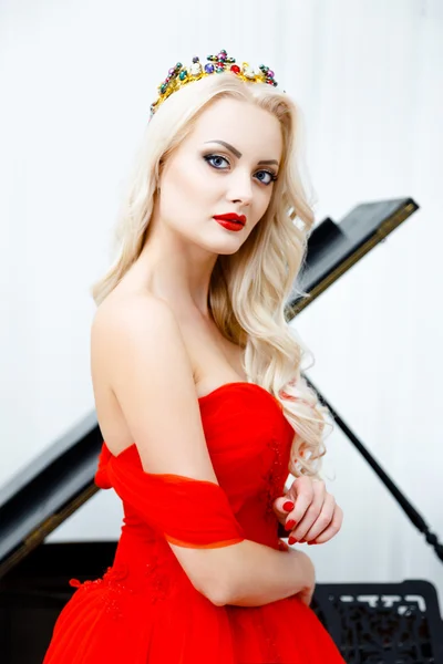 Schöne Frau in einem langen roten Kleid — Stockfoto