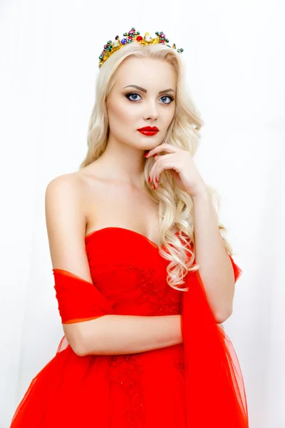 Hermosa mujer en un vestido largo rojo — Foto de Stock