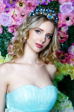 zarif koyu mavi elbiseli kadın