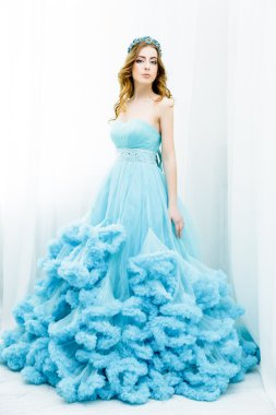 zarif koyu mavi elbiseli kadın