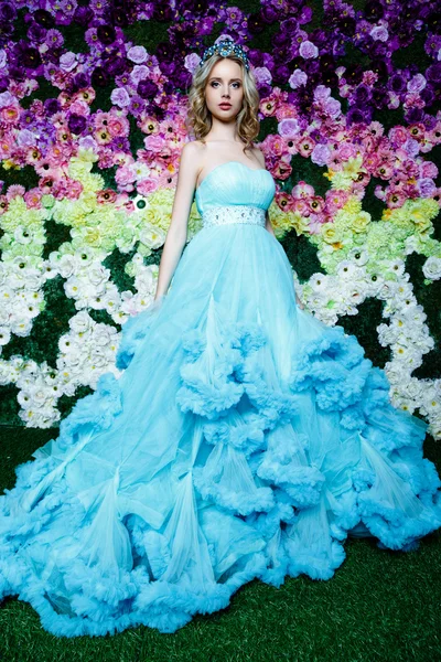 Mujer en elegante vestido azul oscuro —  Fotos de Stock