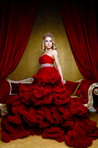 Hermosa mujer en un vestido largo rojo — Foto de Stock