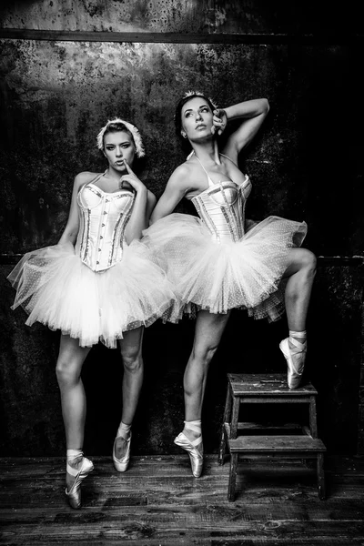 Femmes portant une jupe tutu blanche — Photo