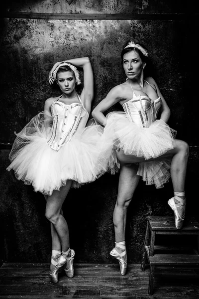 Femmes portant une jupe tutu blanche — Photo